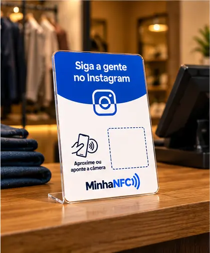 Plaquinha “Siga a gente no Instagram” ao lado do caixa de uma loja de roupas