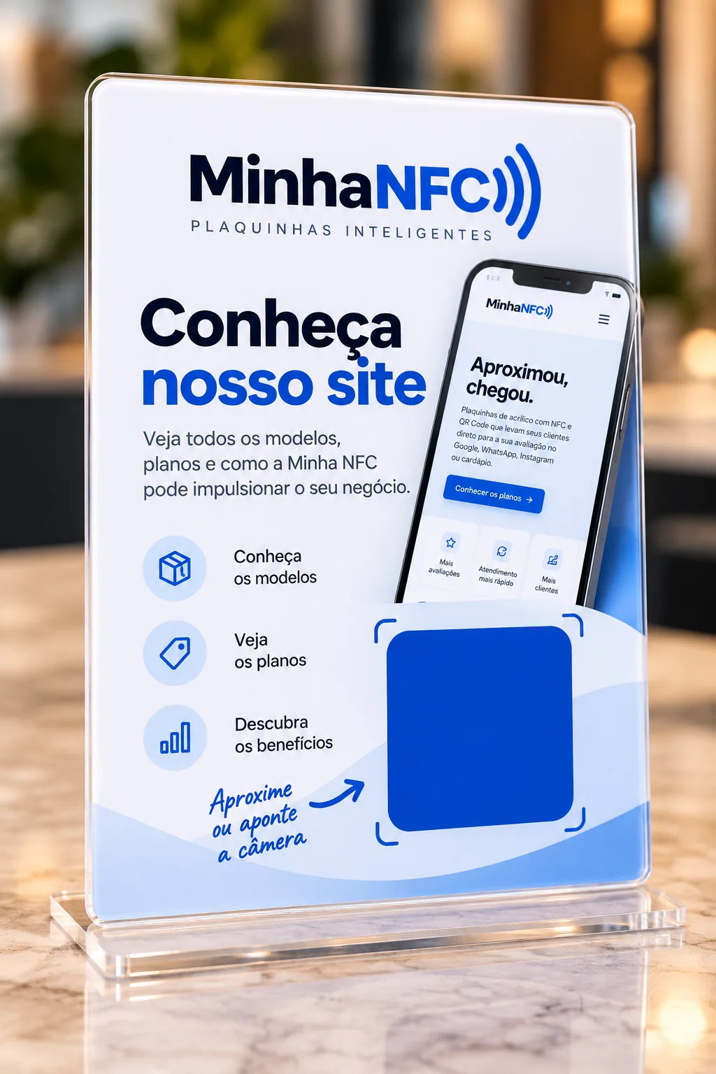 Exemplo de plaquinha personalizada: “Conheça nosso site”, com a marca, um celular mostrando o site e a área para aproximar o celular ou apontar a câmera